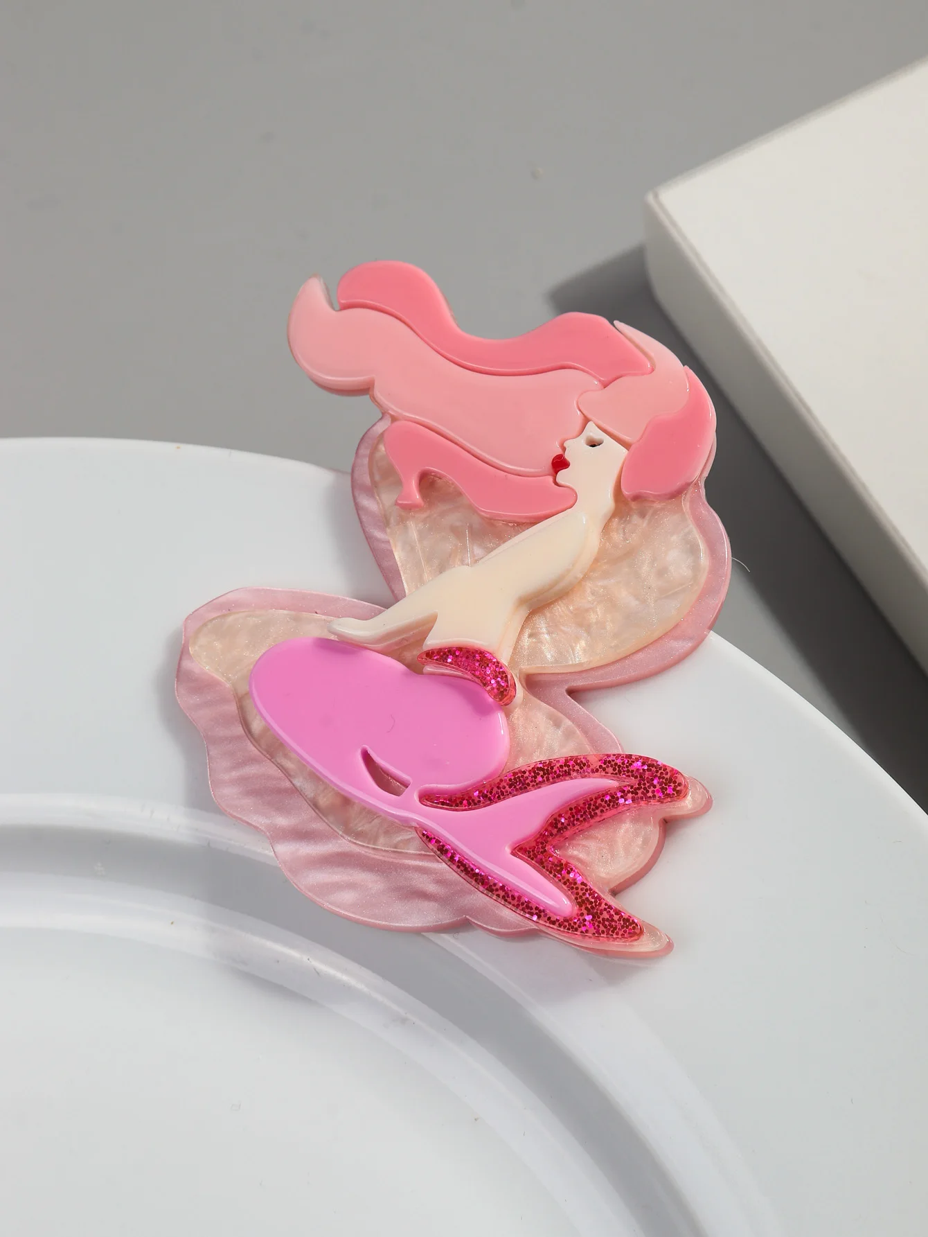 FishSheep Glitter Pink Mermaid Acrylic Big Brooches Pins for Women Resin Cartoon Badges Handmade Clothing Jewelry Accessories