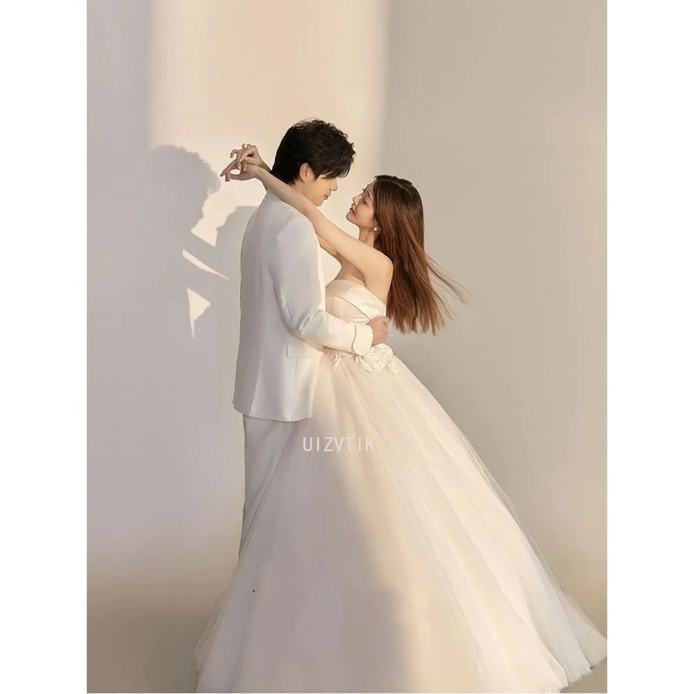 فساتين زفاف كورية بيضاء بسيطة على شكل حرف a لالتقاط الصور بدون حمالات من الساتان بدون أكمام بطول الأرض فساتين زفاف مشدات مخصصة