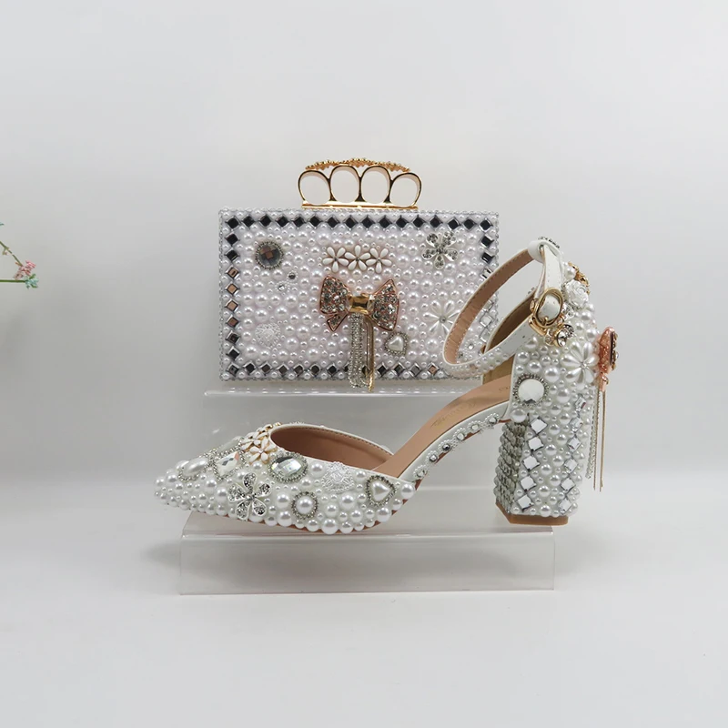 

Белые свадебные туфли и сумка для вечеринок, комплект женских туфель с острым носком на тонком каблуке и жемчугом, вечерние туфли с пряжкой и ремешком на щиколотке, комплект сумок для обуви
