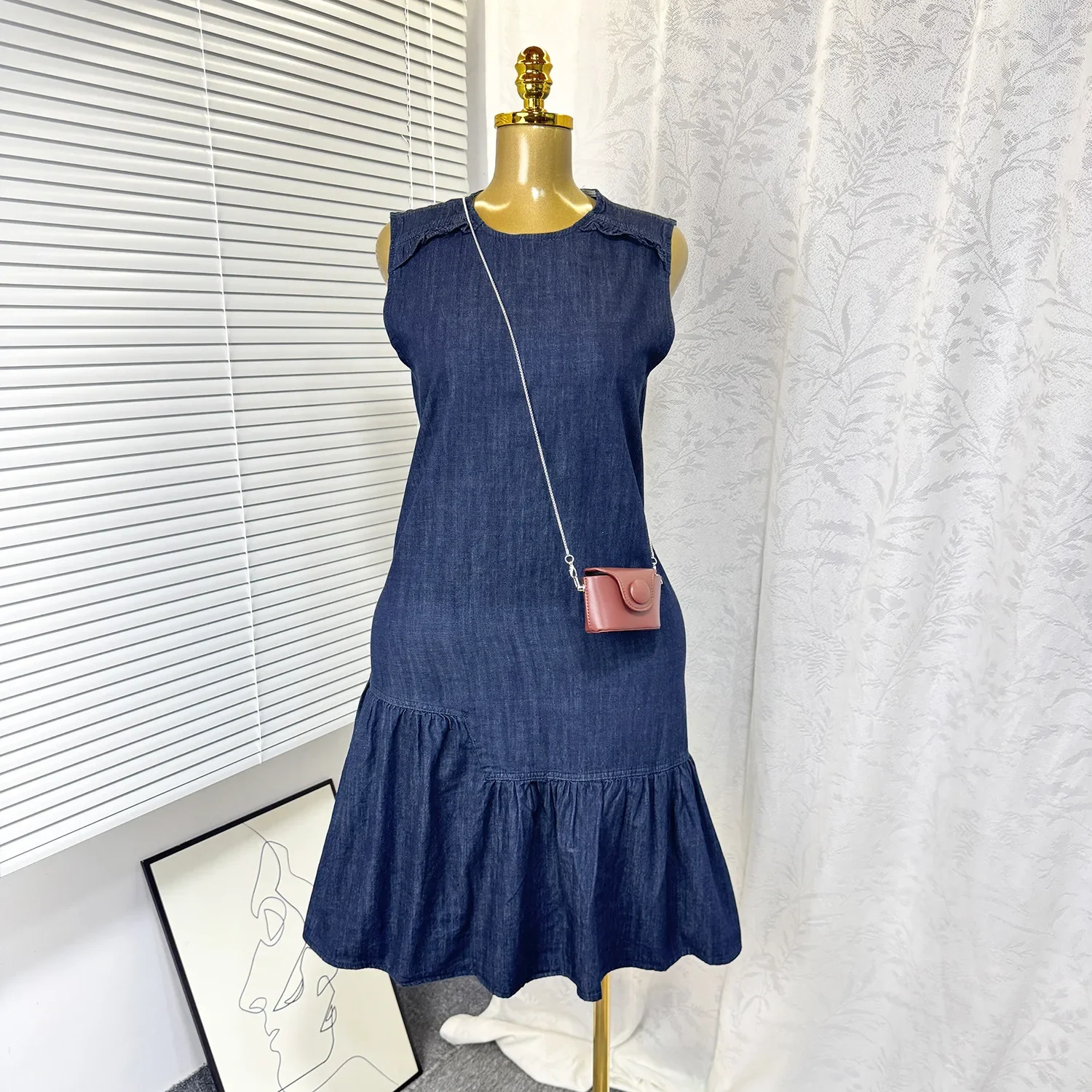 

This Summer's Korean-style Artistic Style Women's Round-neck Sleeveless Denim Dress. Casual and Versatile Mid-length Dress + Bag