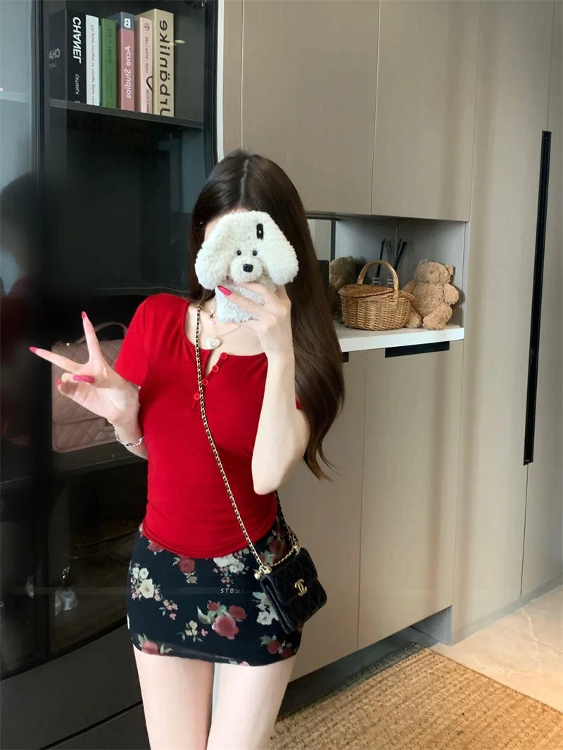 تي شيرت نسائي صيفي كوري أنيق بياقة مفتوحة، تصميم فريد وجميل للغاية، يبرز الخصر ويمنح مظهراً نحيفاً، باللون الأحمر...