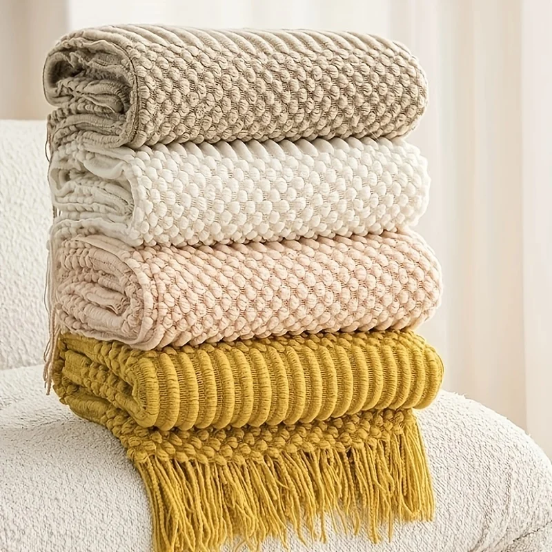 Blanket مُلْقى على الأريكة: كيف تختار الغطاء المثالي للراحة طوال العام؟