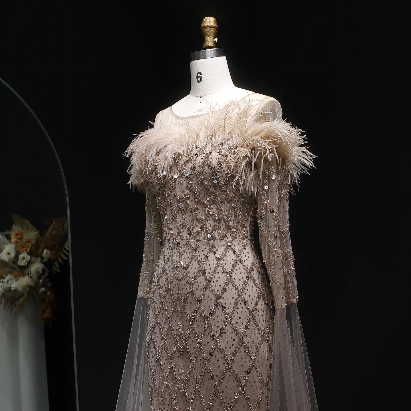 Sharon Said Luxuriöses Rosa Tüll-Abendkleid mit Federn, Langen Ärmeln, Schwer Perlenbestickt, Meerjungfrauenstil, für Formelle Anlässe und Partys, SS072 Maßanfertigung – Detail 13