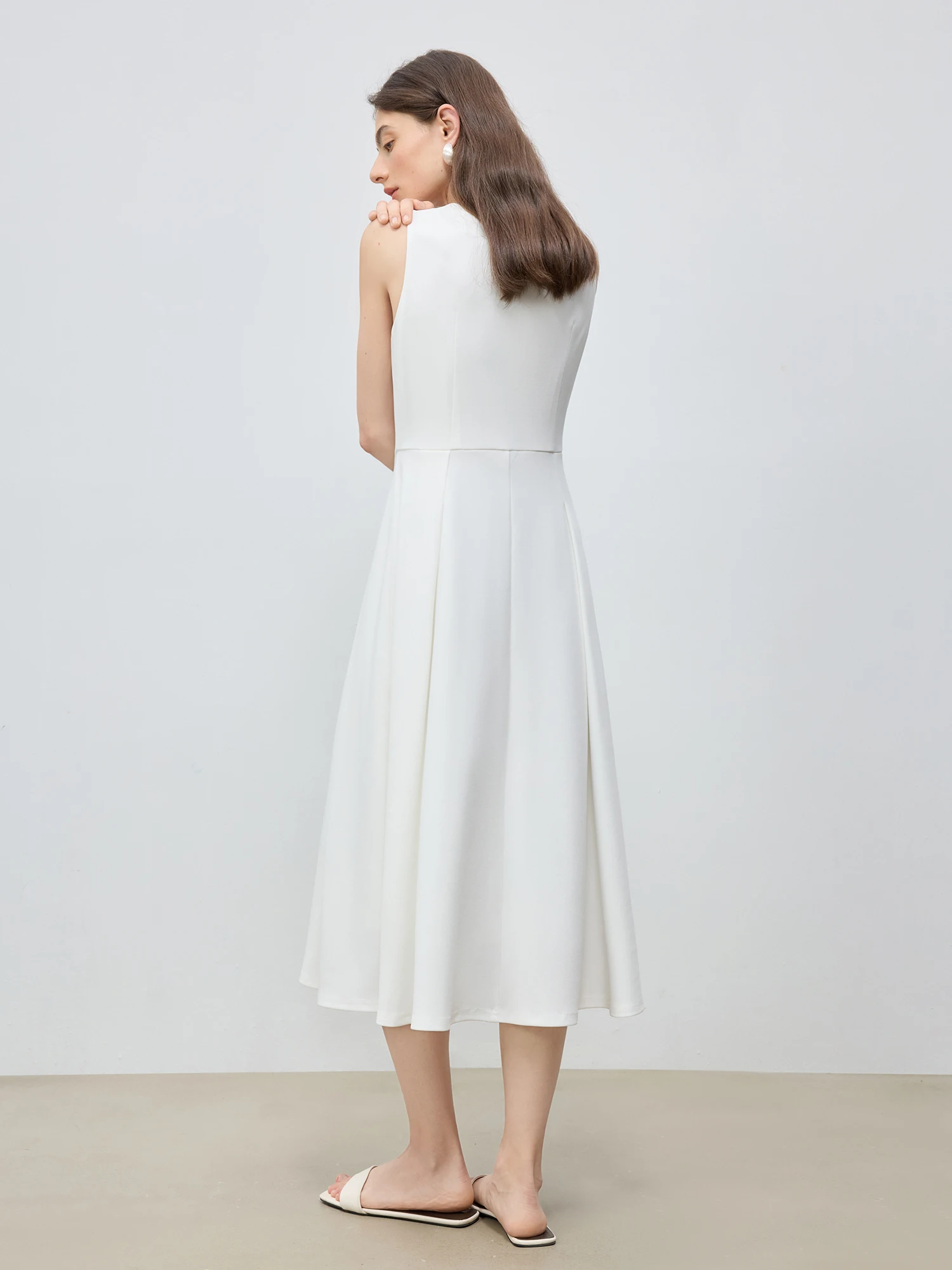 ZIQIAO 2025 ฤดูร้อนผู้หญิงชุดเดรสแขนกุดที่ได้แรงบันดาลใจจากฝรั่งเศส - การกําหนดเอวและสง่างาม Silhouette ชุดลําลอง 25ZQ92090