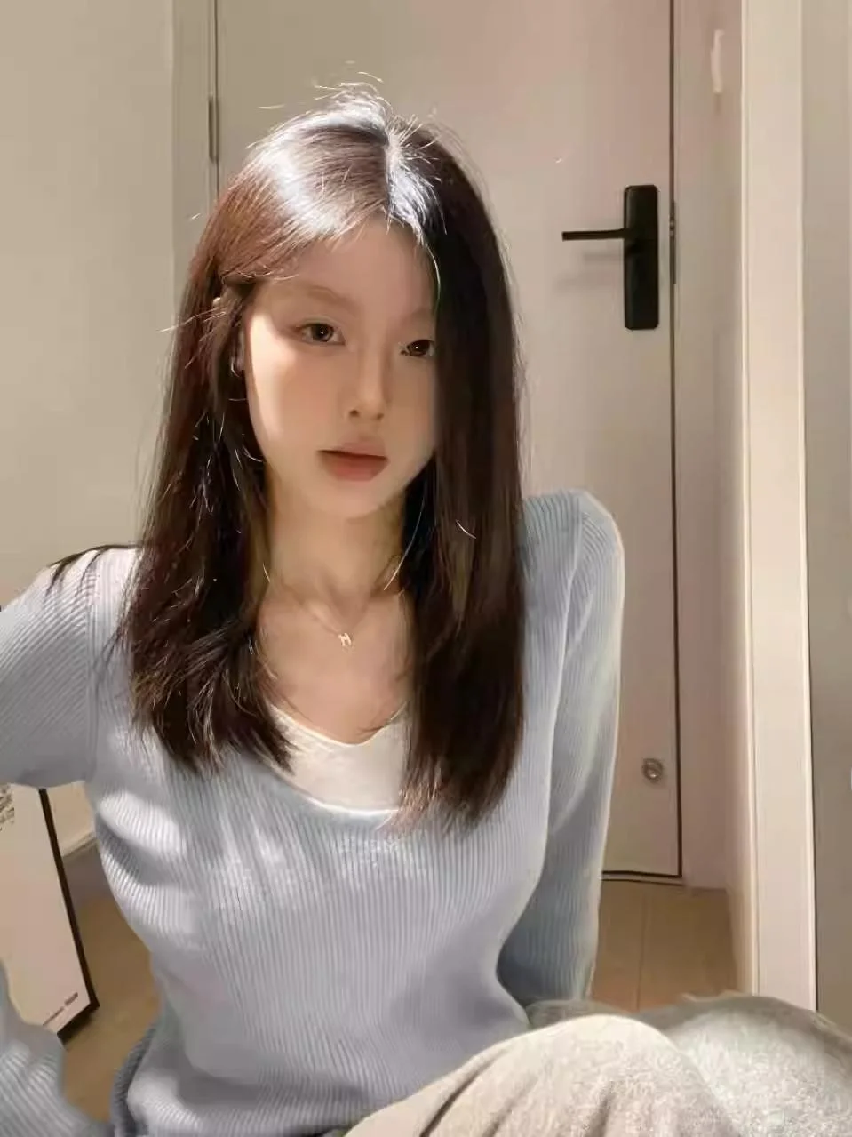 

Blue V-Ne Long Sve Thin Knitted Top Women's Spring Faion Inner Wear Base irt Fake Two-Piece Knitted Sweater