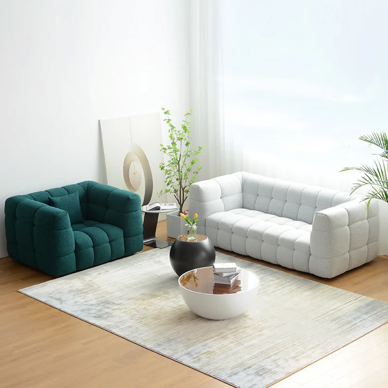 クラウドソファ、小さなアパートのリビングルーム、クリーム色の家具スタイル、フレンチラムウール、ファブリック、アパートホテル