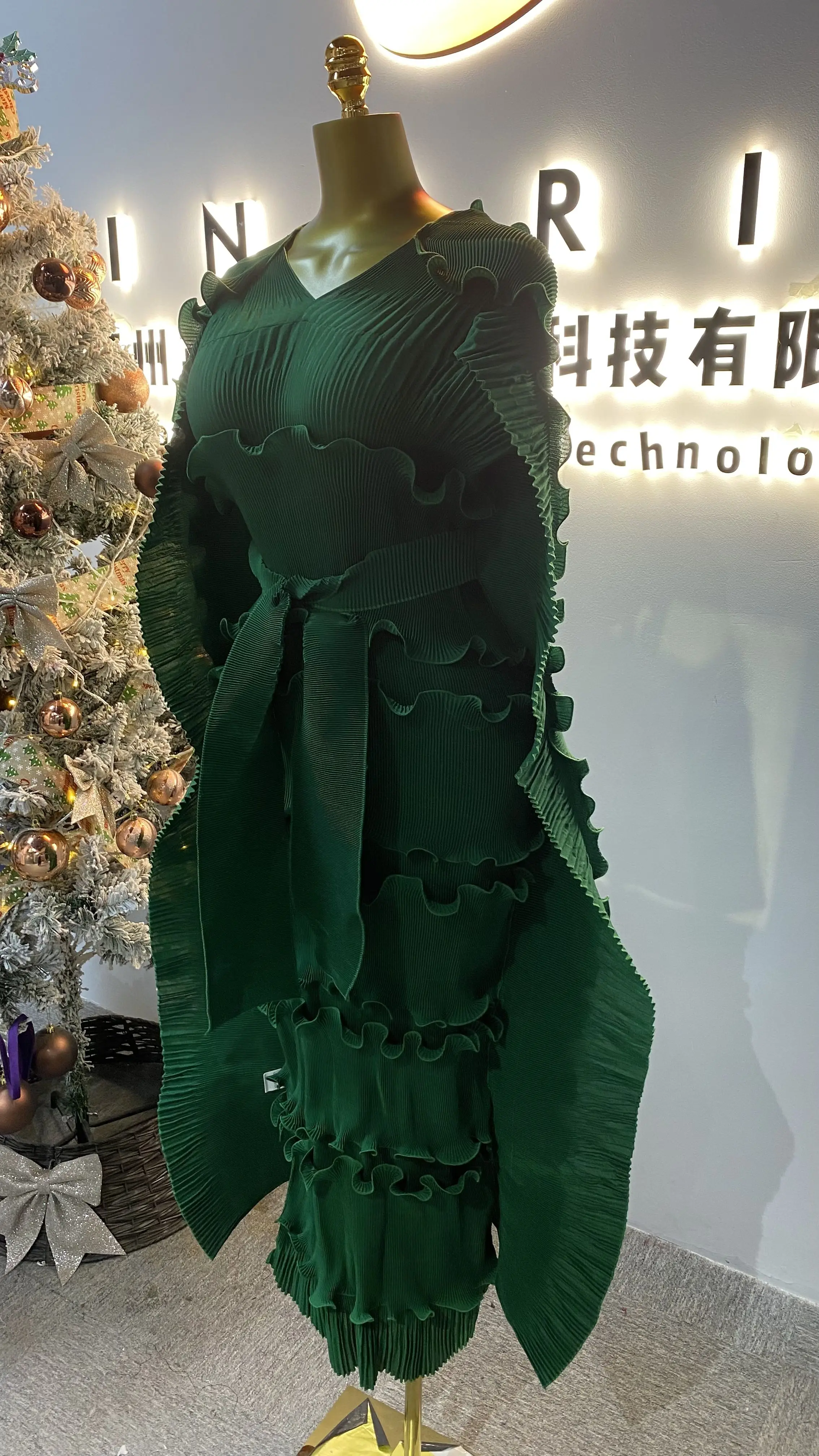 

2025 Elegant Fitted Plus Size Women's Long Dress, Short Sleeve, Layered Ruffles, Casual Polyester Dress-GZXX050