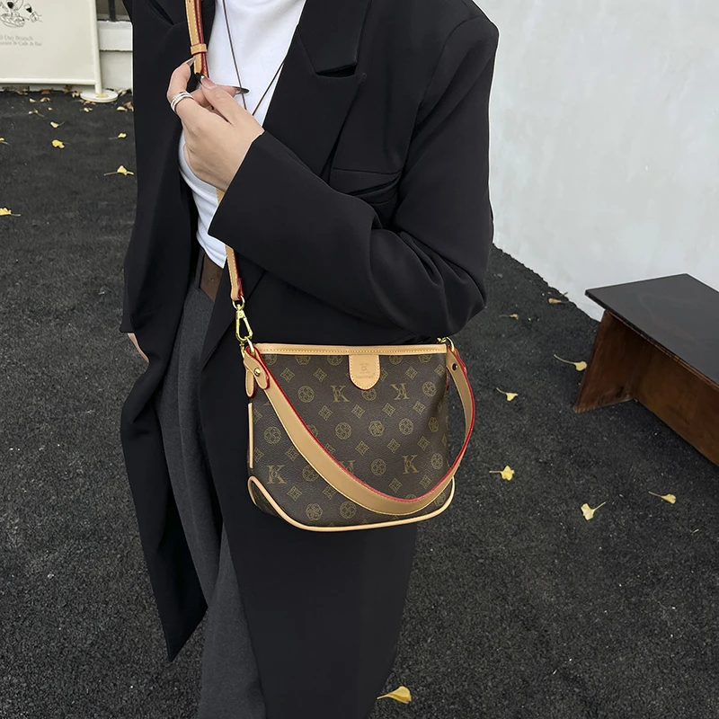 

Fashionable Women's Tote Bag Made of Pond-Printed Leather with Trendy Paris Elegant Style​