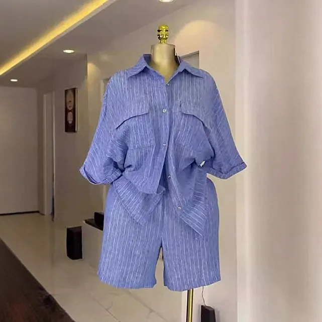 

Европейский и американский женский модный повседневный комплект из двух предметов: полосатая рубашка с отложным воротником и накладными карманами и короткие прямые брюки.