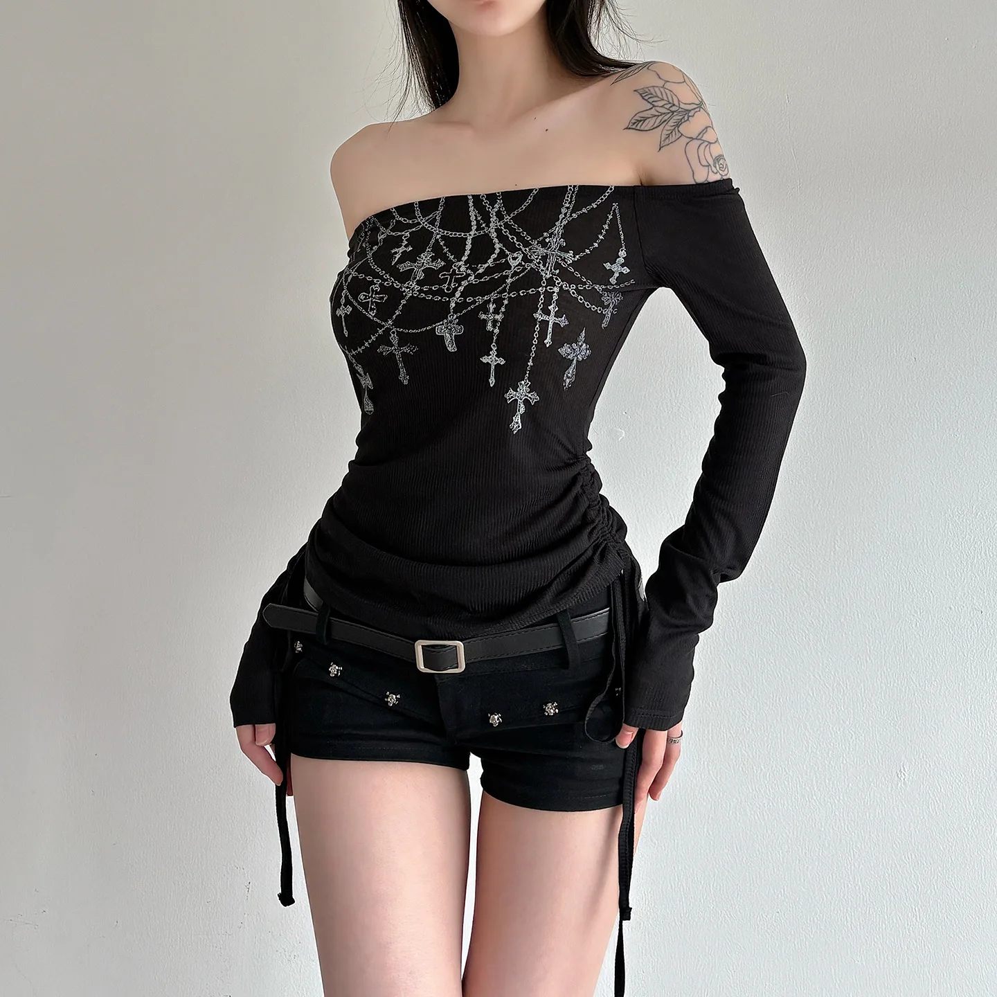 T-shirt américain à manches longues et une épaule avec chaîne à vent foncé imprimé, slim et slim avec chemise à épaules dénudées à l'intérieur.