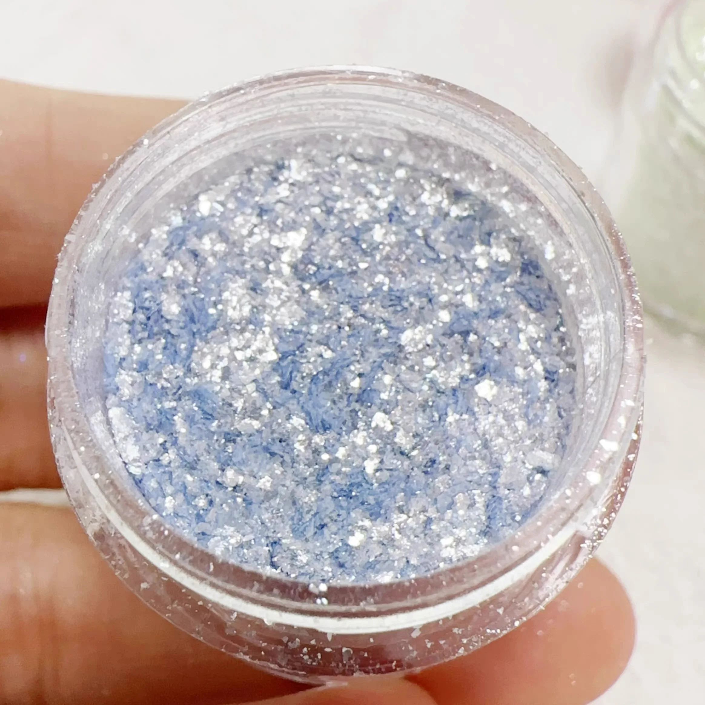 قطعة واحدة من فن الأظافر اللامع على شكل ندفة الثلج من ميكا، ساحر وجميل، مثالي كهدية لعيد الميلاد.