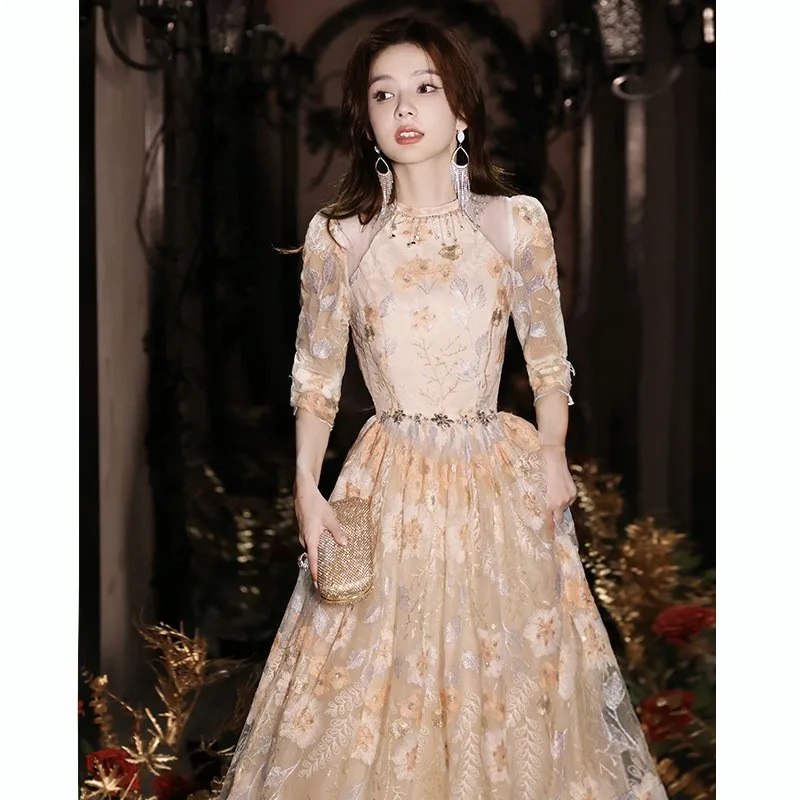The champagne-colored dress is a new light luxury high-end custom banquet with host's style