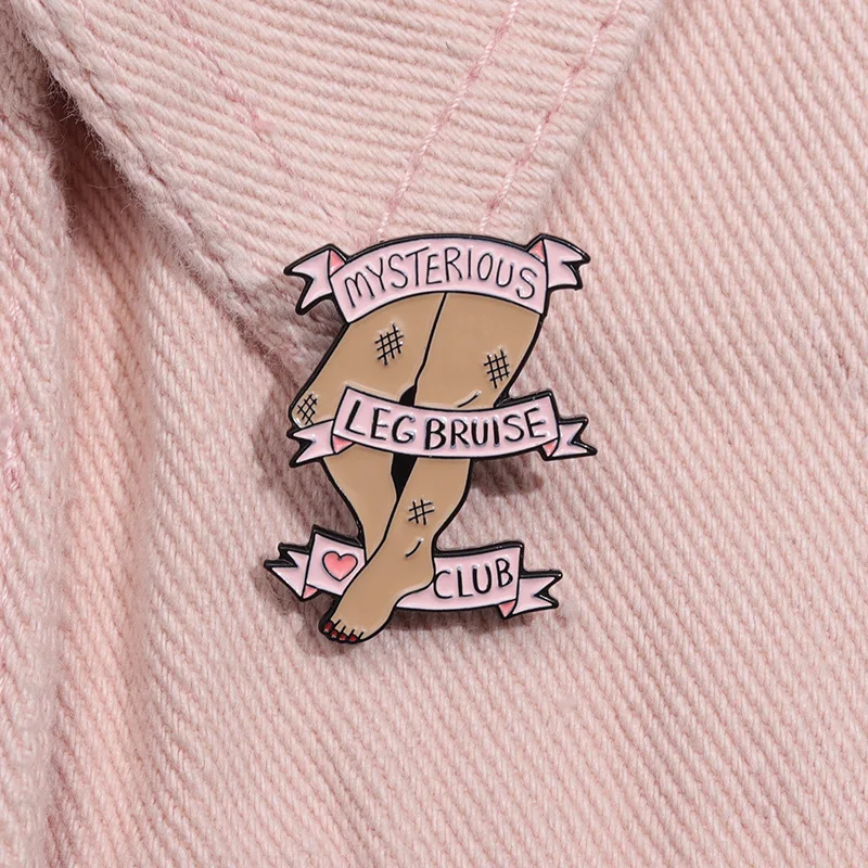 Mysterious Leg Bruise Club Emaille Pin feministische Metall Brosche Revers Rucksack Abzeichen lustige Schmuck Dekoration Geschenk für Frauen Freunde