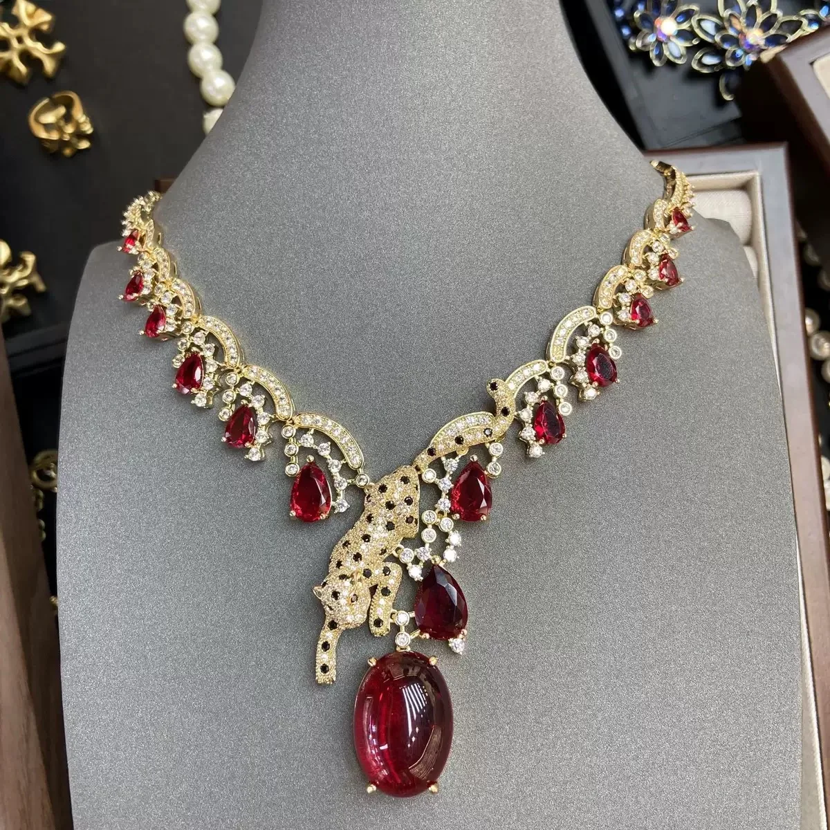 

Luxury Zircon Natural Ruby Leopard Necklace Noble Woman Jewelry Dress Banquet Accessories High-Quality New Original Design