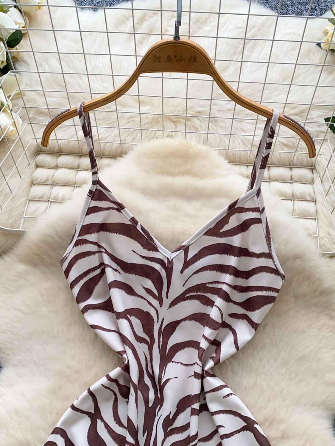 ファッショナブルなヒョウ柄ホルターネックワンピース レディース 夏 2025 新作 シンプル ウエストシェイプ スリム ショートスカート シティ通勤