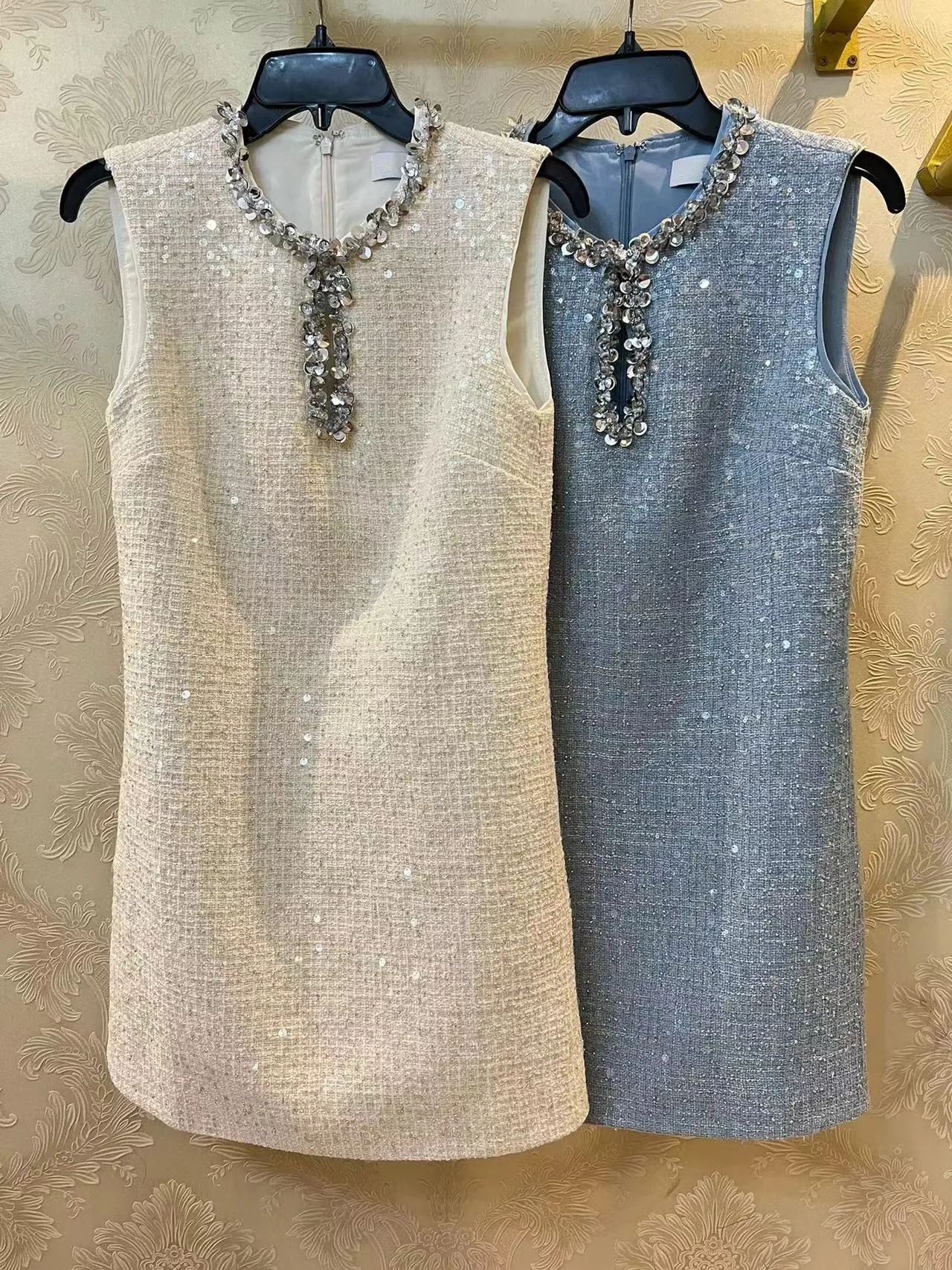 エレガントなアイボリーのスパンコールが輝く、Aラインの透かし彫りデザインのノースリーブガウン。女性用ポリエステル生地のパーティードレス。2024年春コレクション。