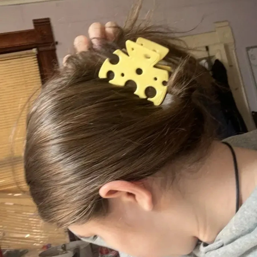Gelbe hohle Haarklammer in Käseform | Kreativer Pferdeschwanzhalter | Niedlicher Back-of-Head-Brötchenclip | Einzigartiges Haar-Accessoire – Detail 2