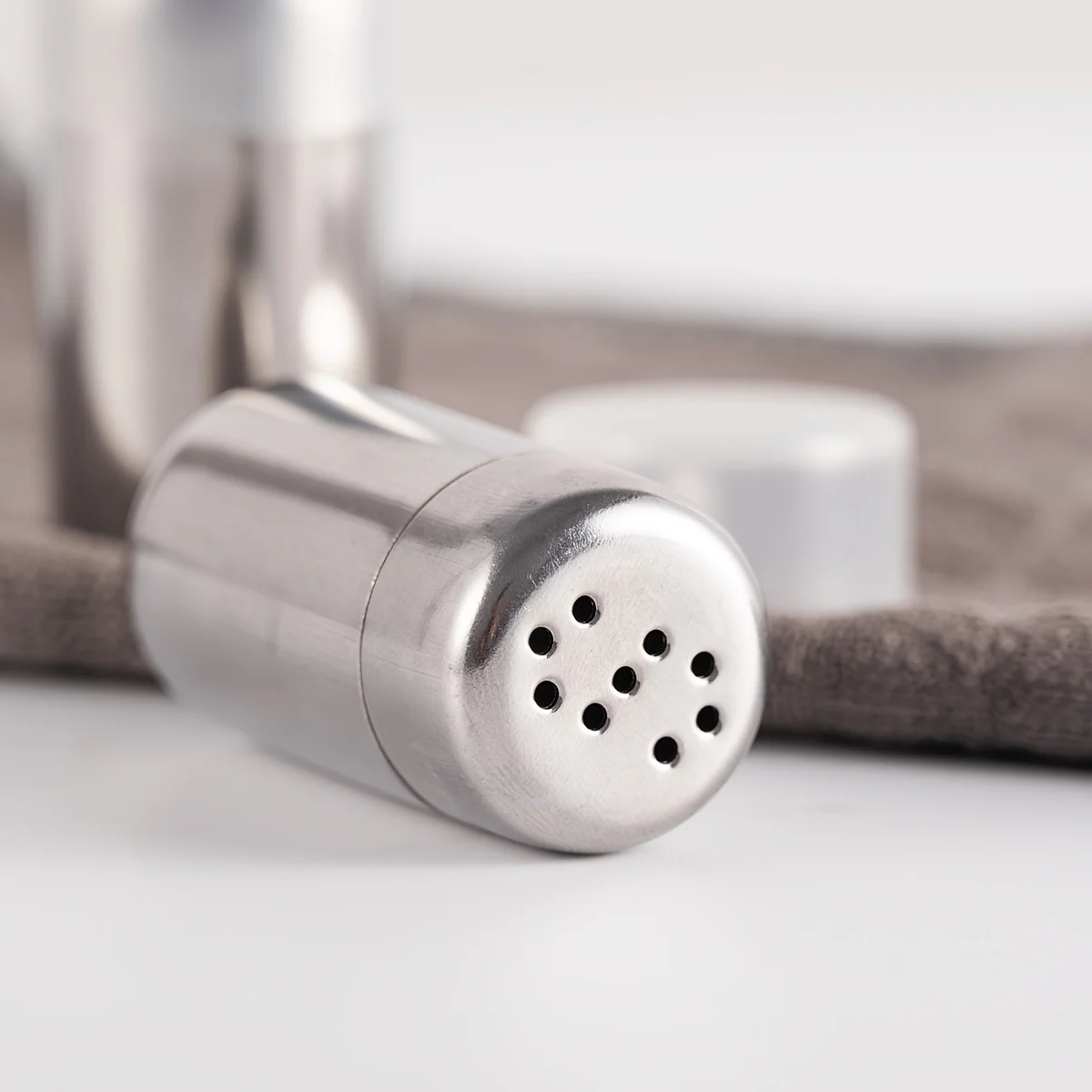 قطعتان من برطمانات توابل صغيرة من الفولاذ المقاوم للصدأ، هزازات ملح وفلفل خارجية محمولة