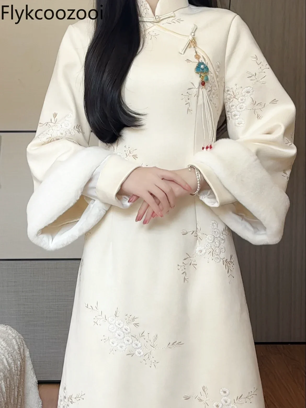 2024 Winter New Rice White Embroidered with Velvet Warm Qipao Inverted Large Sleeves Retro Style Cheongsam Dress