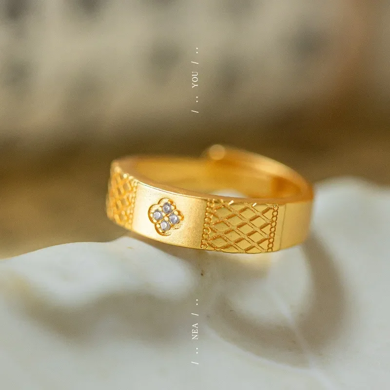 

9999 Real Gold 24K Niche Premium Cold Wind Gold Clover Ring Ancient Gold Light Luxury Dot Diamond Ring Ring
