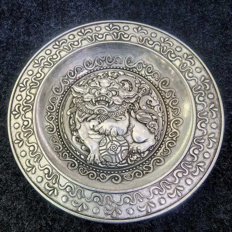 Chinese-style ethnic lion stepping on a Dharma wheel small plate living room decoration