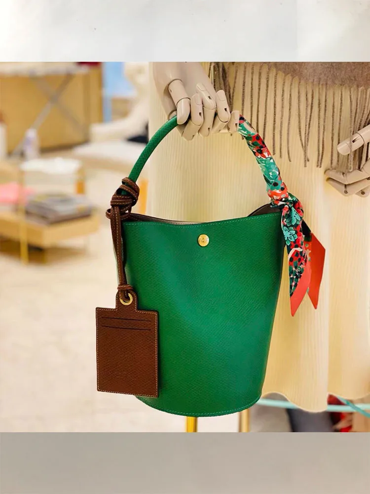 

Pure Color Leather Buet Bag Materni Bag een High-End Handheld Bag Spring Summer New Arrival Faionable Mother Bag