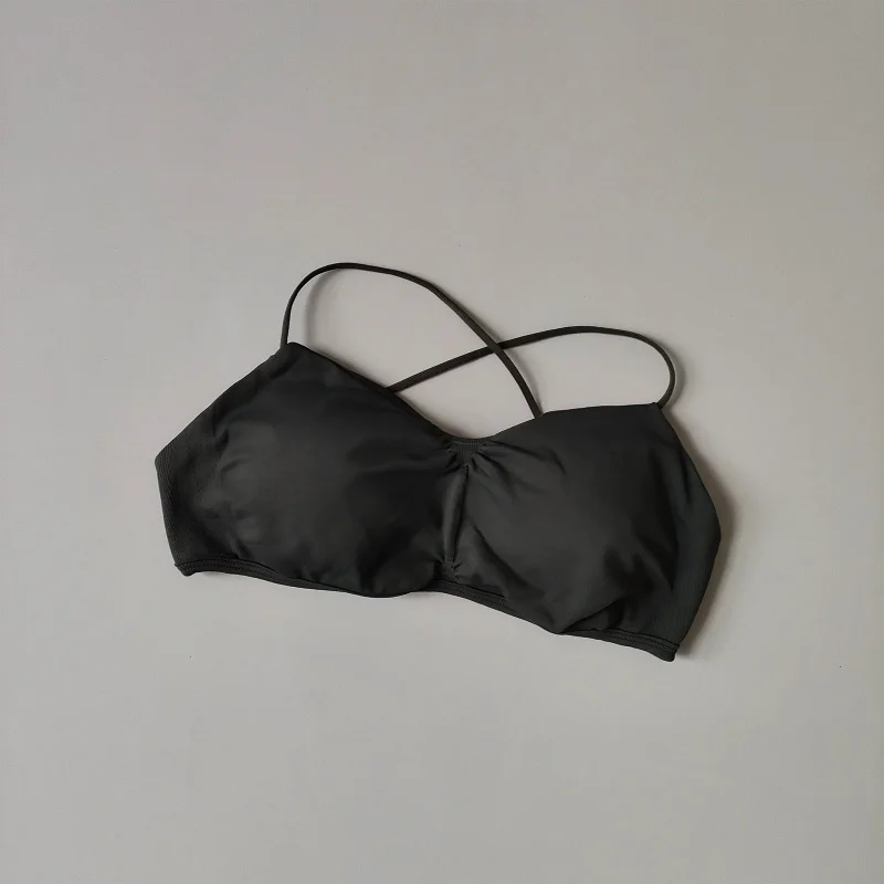 Nahtloser Yoga-BH für Damen mit Riemchen und überkreuztem Rücken, V-Ausschnitt, Push-up-Effekt, Sport-BH mit integriertem Brustpolster, Fitness- und Pilates-Trainingsunterwäsche. – Detail 6