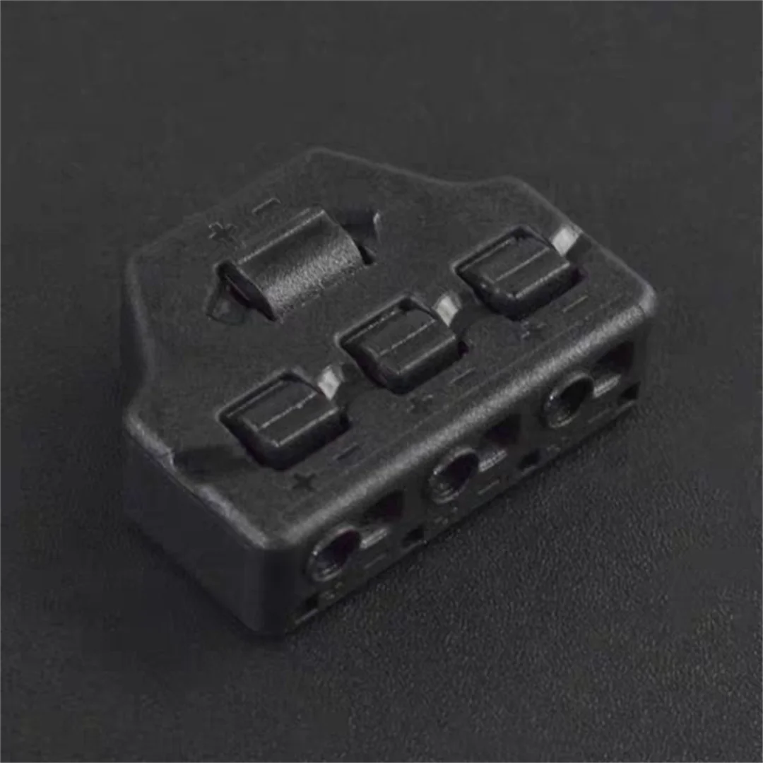 Direct insertion wire connector (one in, three out)