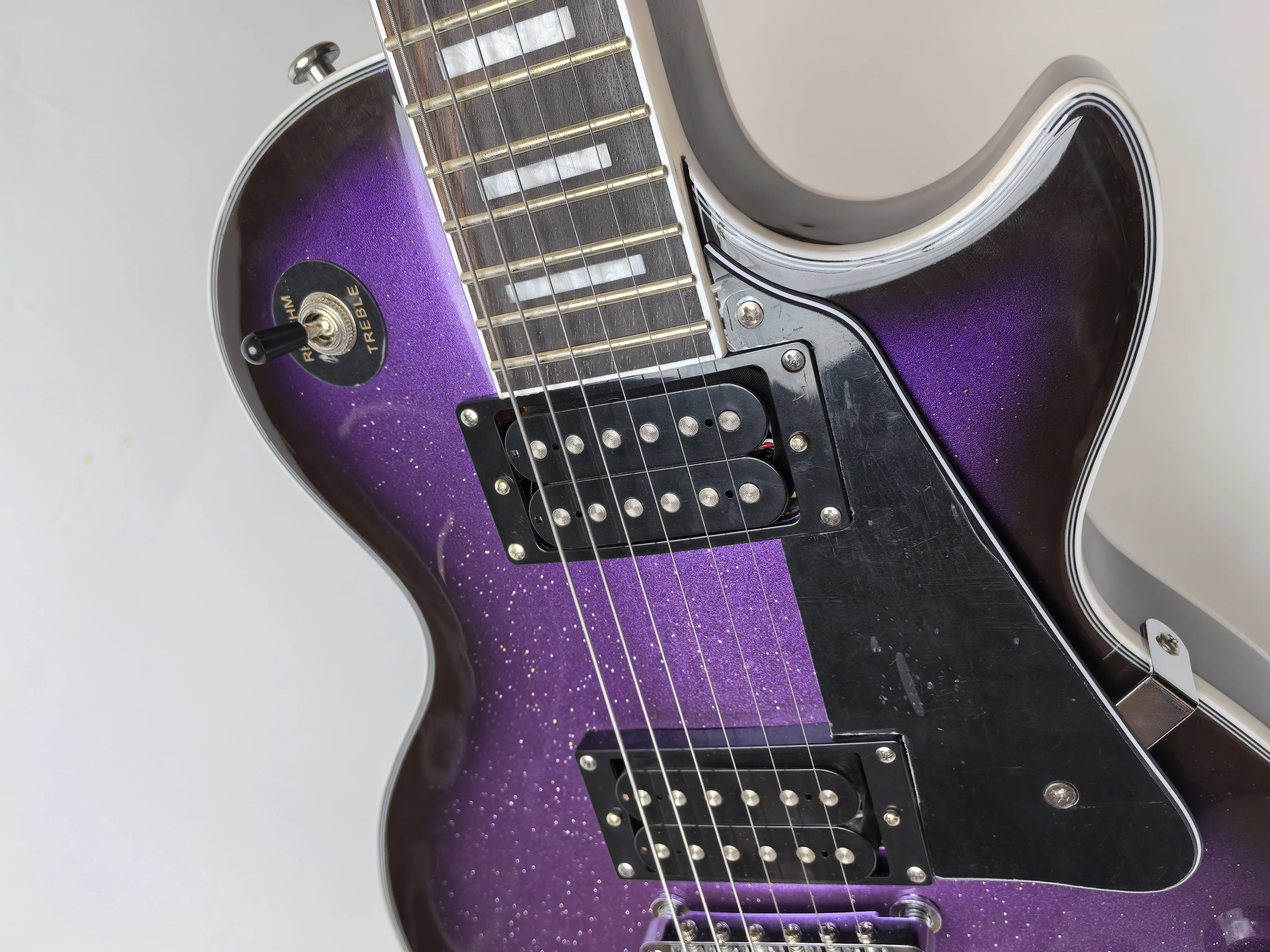 In stock, customizable, purple 6 string Oguman electric guitar, order for immediate shipment. Round-headed thread，White edging 。