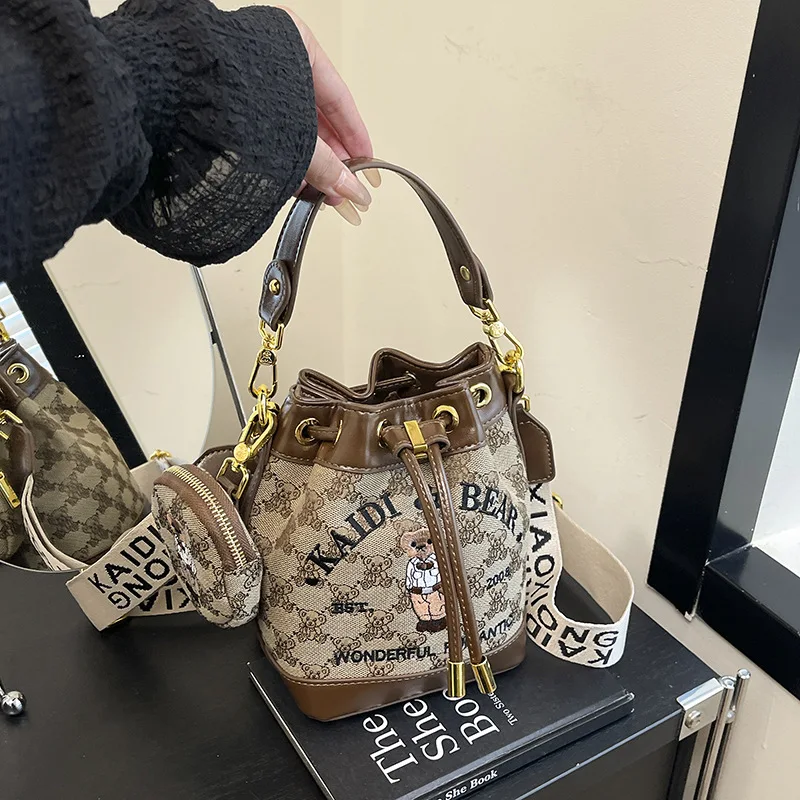 

The Hot-selling Limited Edition Bucket-shaped Women's Bag of The Season, Embroidered Shoulder Bag, and The Unique Strap Design.