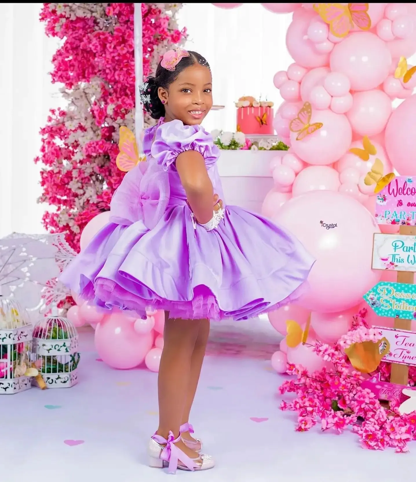 فساتين فتاة الزهور الأرجوانية لحفلات الزفاف مع فيونكة بطول الركبة، فستان عيد ميلاد للفتيات لالتقاط الصور، فستان التواصل الأول حسب الطلب