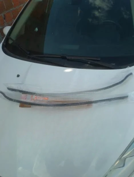 2 Stück vorne außen Windschutzscheiben-Seitengummi für Ford Fiesta 2009–2014, Be8Z5403136A, schützende Dichtungsstreifen, äußeres Laminat 2010 – Detail 1