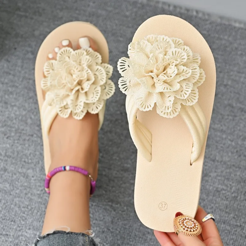 Infradito da donna indossano pantofole estive fresche