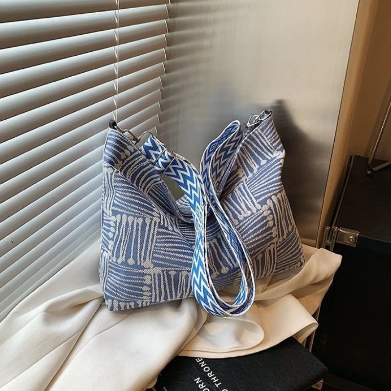 

Striped New Commuting Women's Shoulder Bag Large Capacity Women's Casual Lazy Style Shoulder Crossbody Bag Versatile tote bag