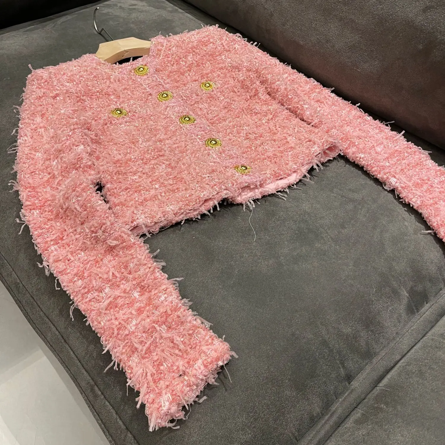 ​ ​ Veste courte Boucle pour femmes, boutons dorés robustes, épaulettes, coupe cintrée, Style français, rose, printemps, Blazer ​ ​