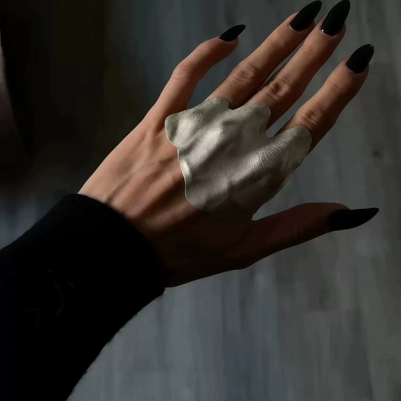 Punk Asymmetric Pleated Knuckle Ring Unique Fashion Unisex Jewelry for Women Slimming Effect Party & Music Festival NEW INS