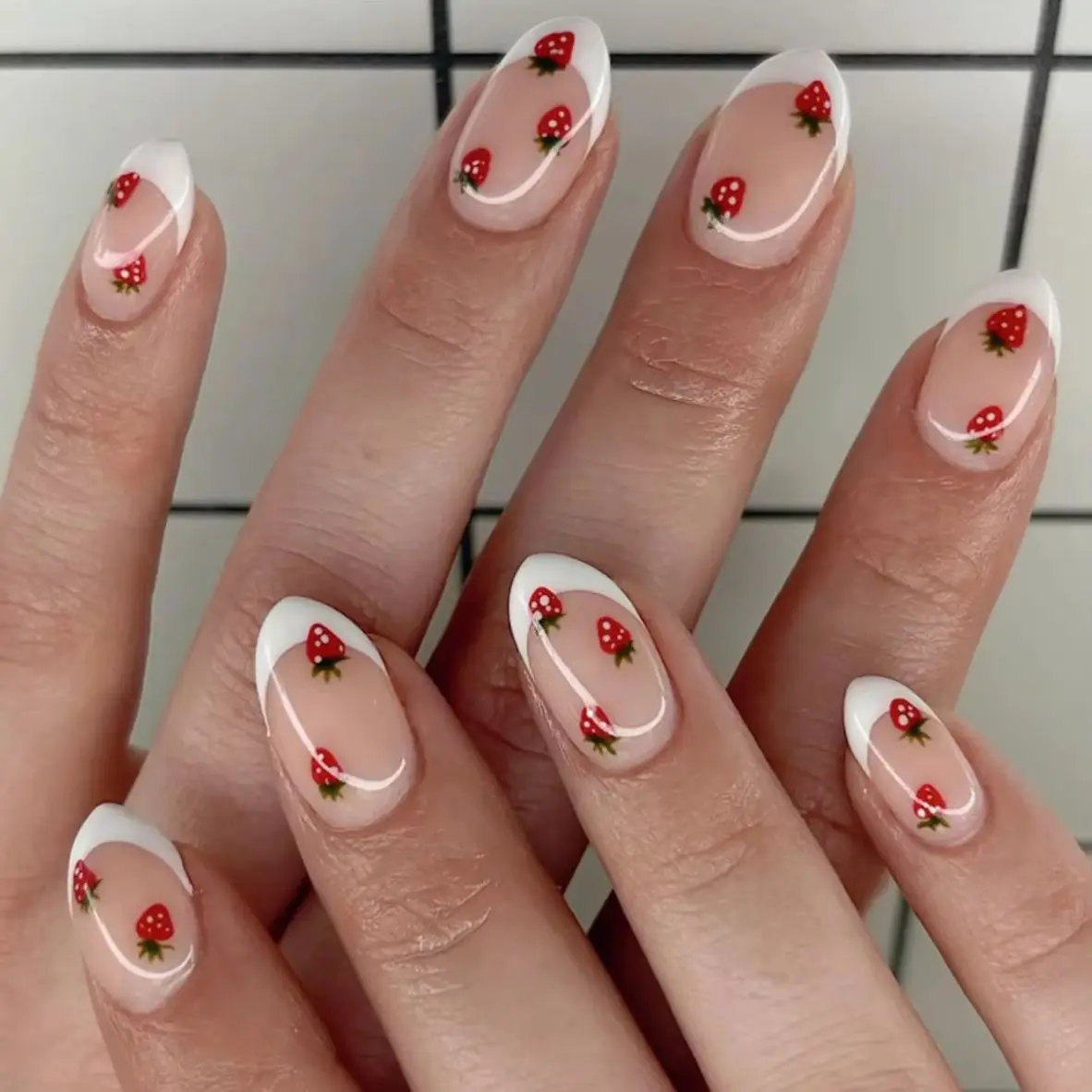 

French White Border Strawberry False Nails Daisy Flower Long Pointed Fake Nails Art Glitter Powder Press on Nails Charm Manicure