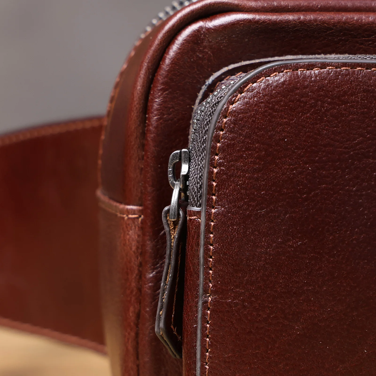 Vintage-Umhängetasche aus hochwertigem, pflanzlich gegerbtem Echtleder für Herren, modische Schultertasche, Motorrad-Umhängetasche – Detail 25