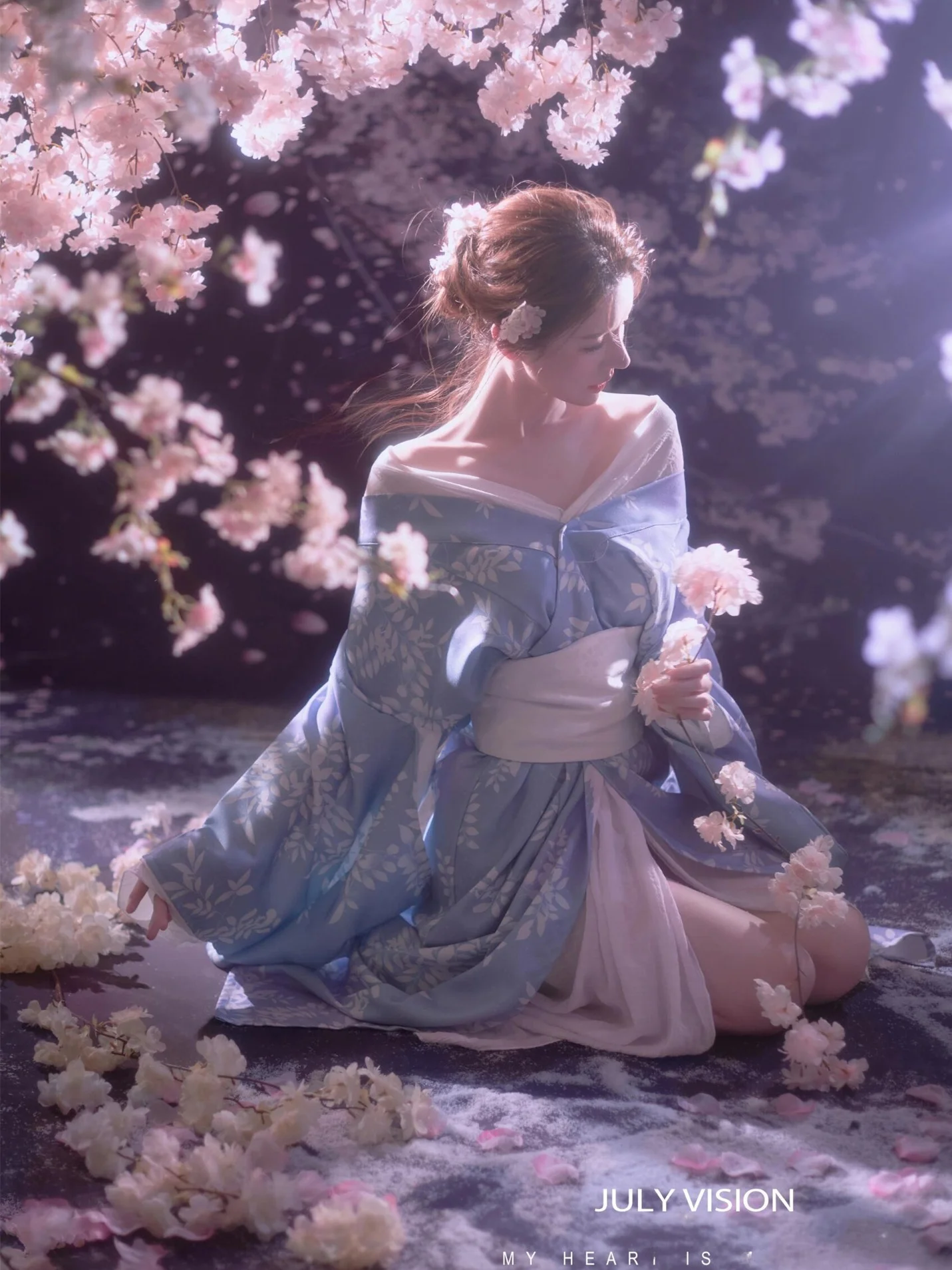 

Японское кимоно для женщин: элегантная одежда для официальных мероприятий, художественной и туристической фотосъемки, а также для художественных фотосессий.