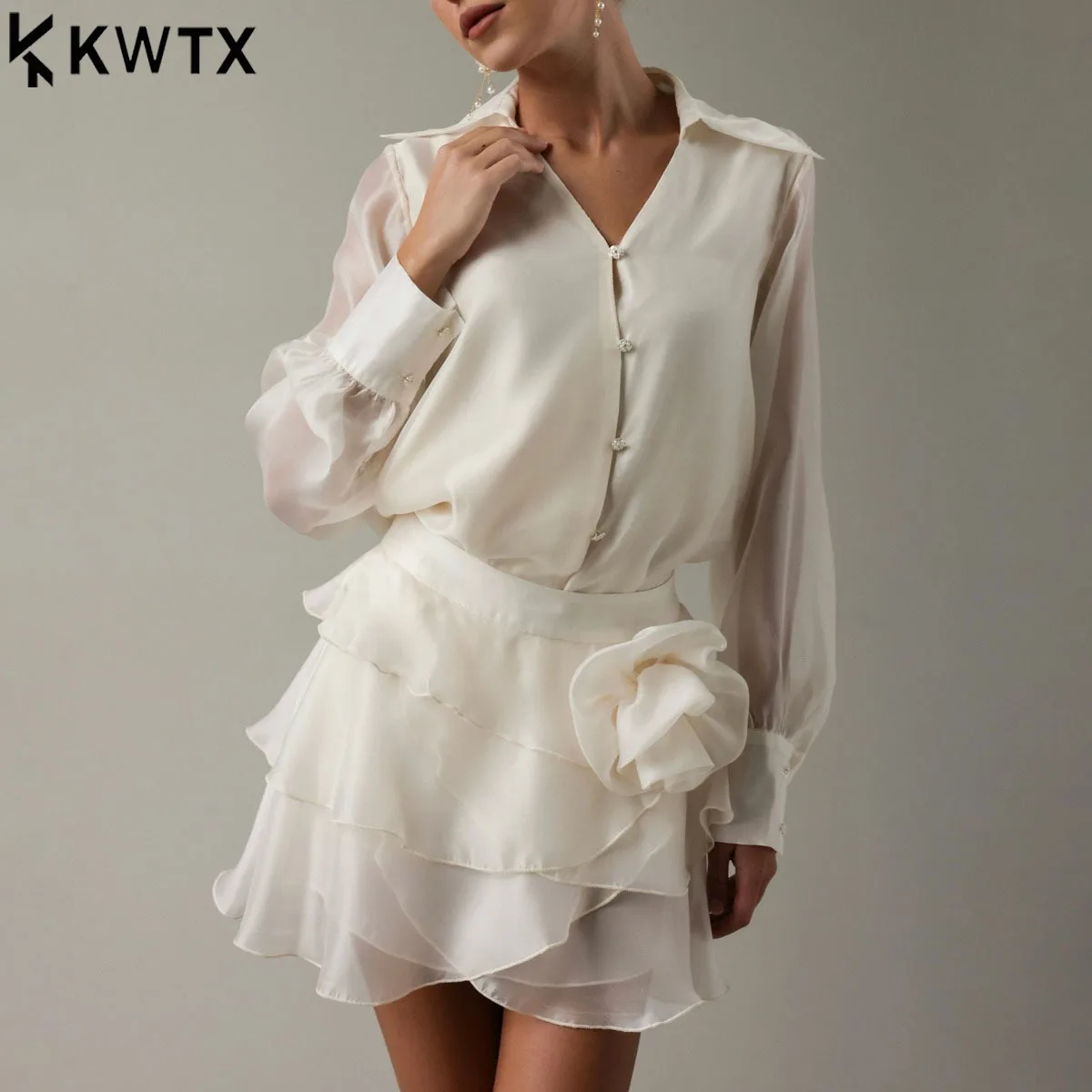 

KWTX Минималистичный атласный комплект из 2 предметов 2025 года, дизайнерская блузка и многоуровневая мини-юбка с рюшами, элегантные офисные вечерние платья с 3D вышивкой