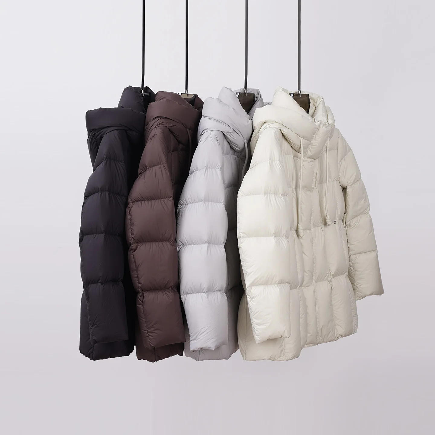 

Autumn/Winter Fashion: 95% White Goose Down Lightweight And Non-Bulky Hooded Waist-Fitted Mid-Length Goose Down Jacket For Winte