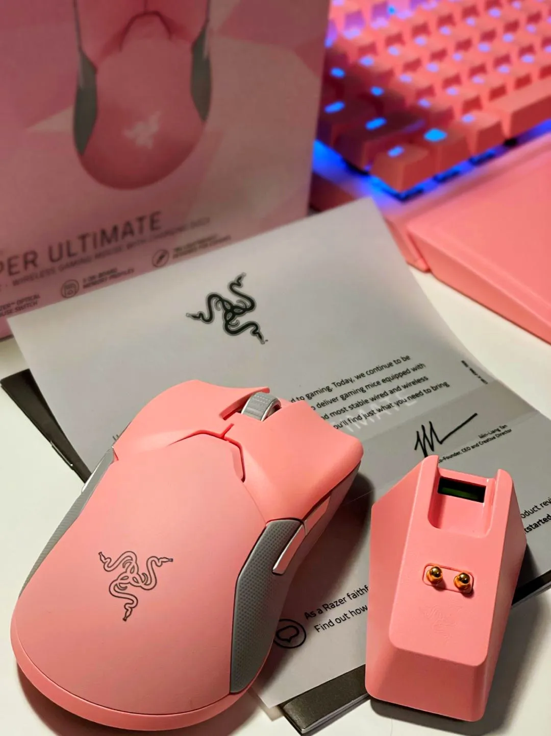 Razer Viper Ultieme Quartz Draadloze Gaming Muis Hyperspeed 20000Dpi Focus Chroma Rgb Backlight Roze Muis Met Charging Dock