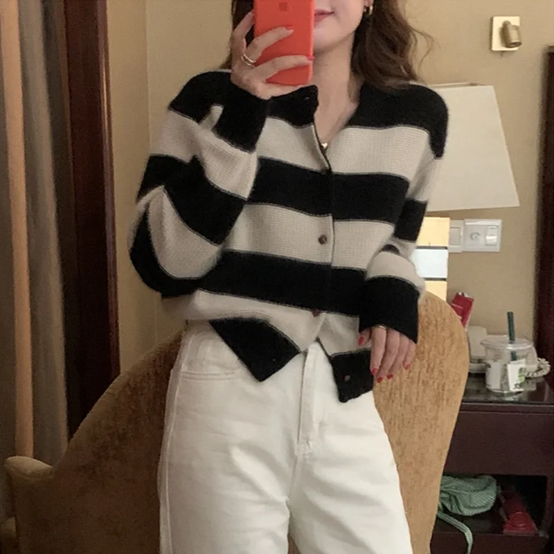 2023 autumn and winter new striped knitted cardigan women short loose crewneck blouse sweater coat women