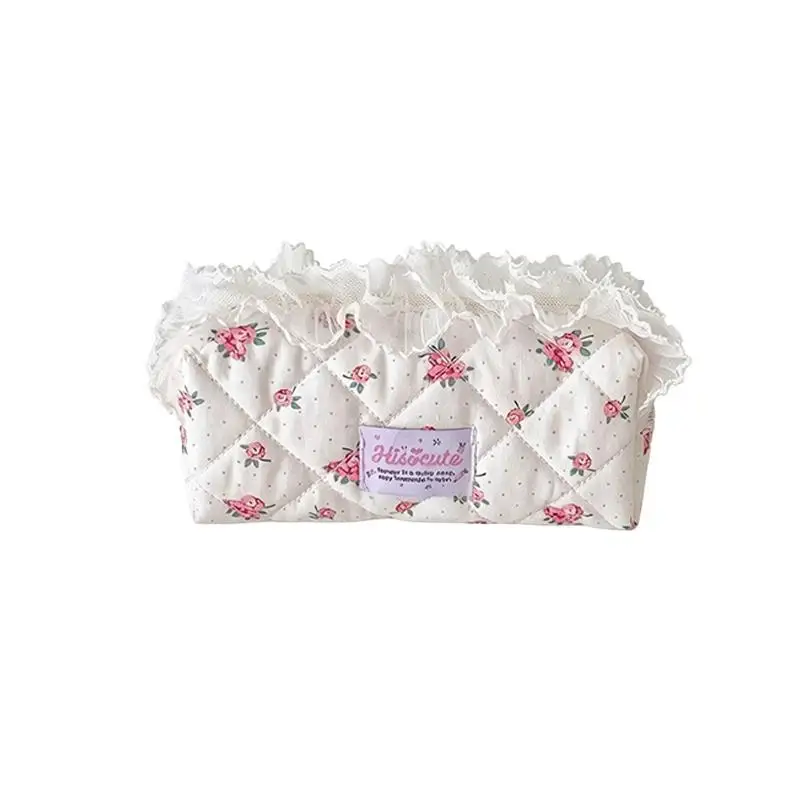 Niedliche, mit Spitze verzierte, gesteppte Kosmetiktasche mit großem Fassungsvermögen und hübschen Blumenmuster, ideal für die tägliche Aufbewahrung von Make-up, für Reisen und den Schulgebrauch. – Detail 5
