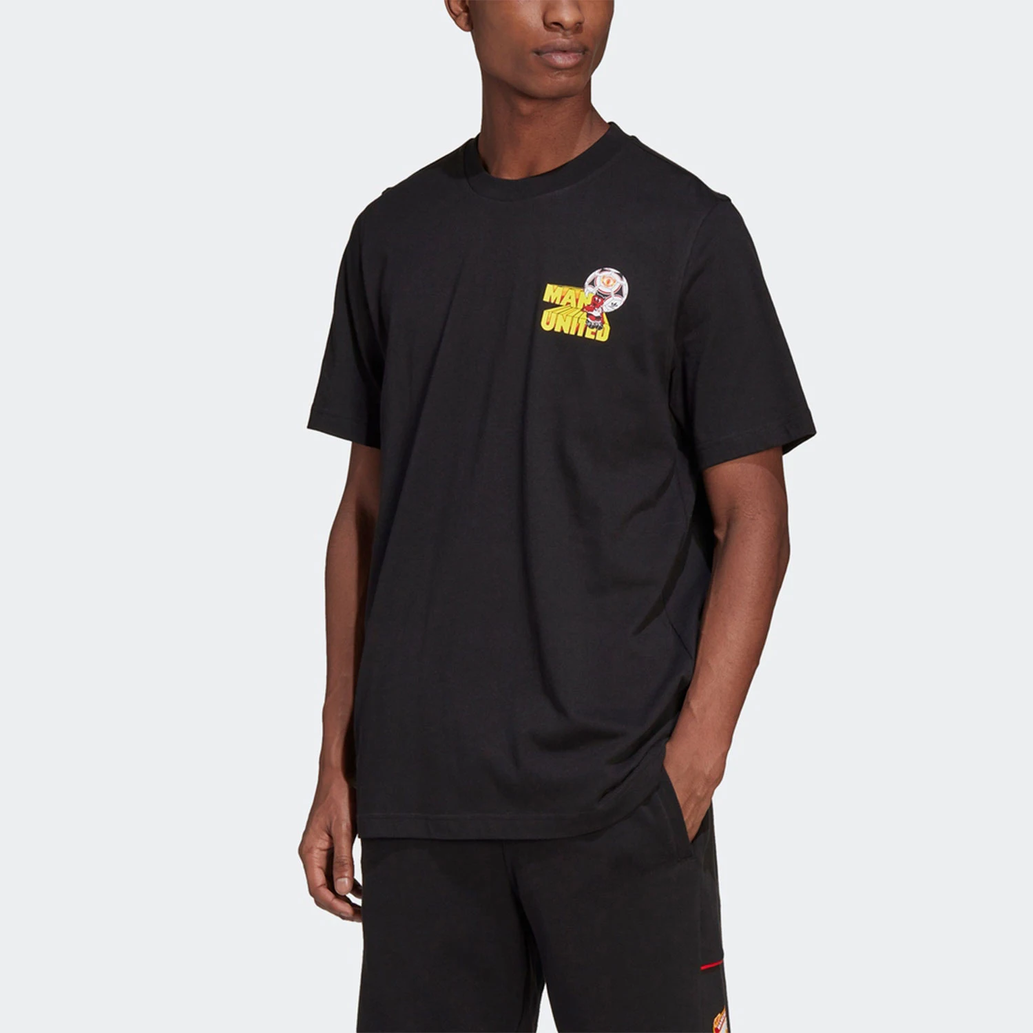 

Официальная аутентичная мужская спортивная футболка с короткими рукавами Adidas Manchester United Club с тремя полосками HP0447