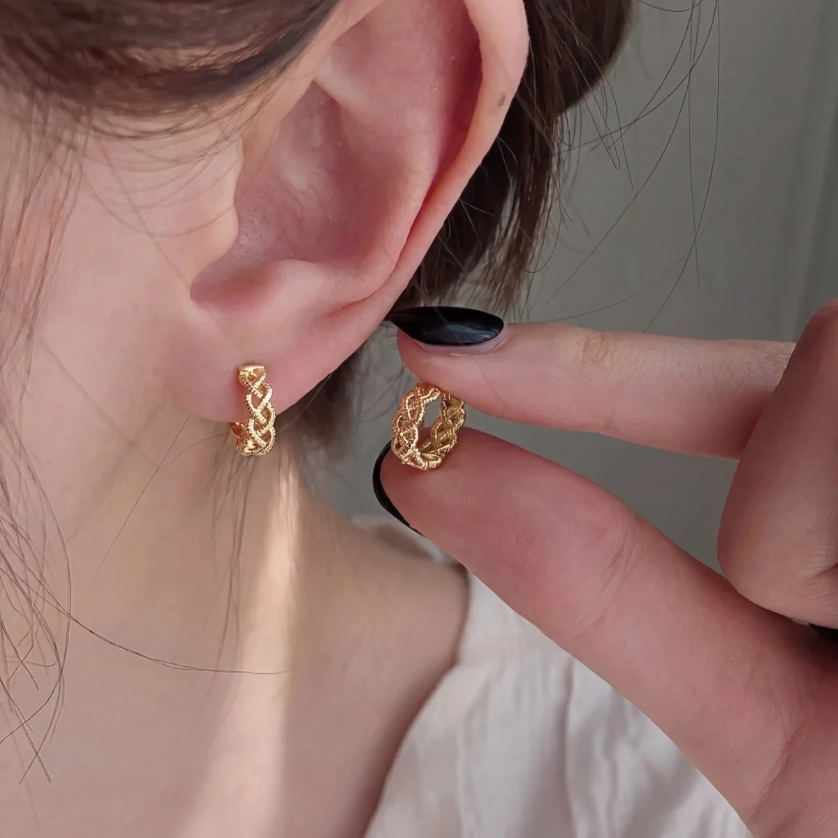 1-par-de-pendientes-de-aro-dorados-con-diseno-retro-simple-y-patron-de-tejido-calado-estilo-elegante-de-actriz