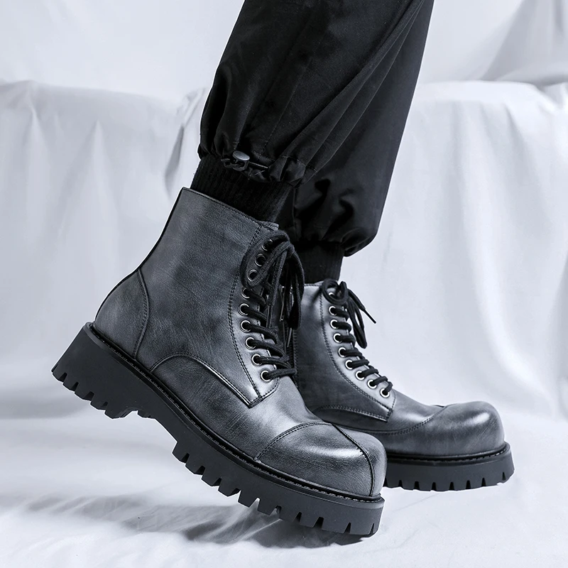

Повседневные мужские ботинки на толстой подошве. Классический и модный модный дизайн. Повседневная деловая офисная уличная обувь на осень и зиму.