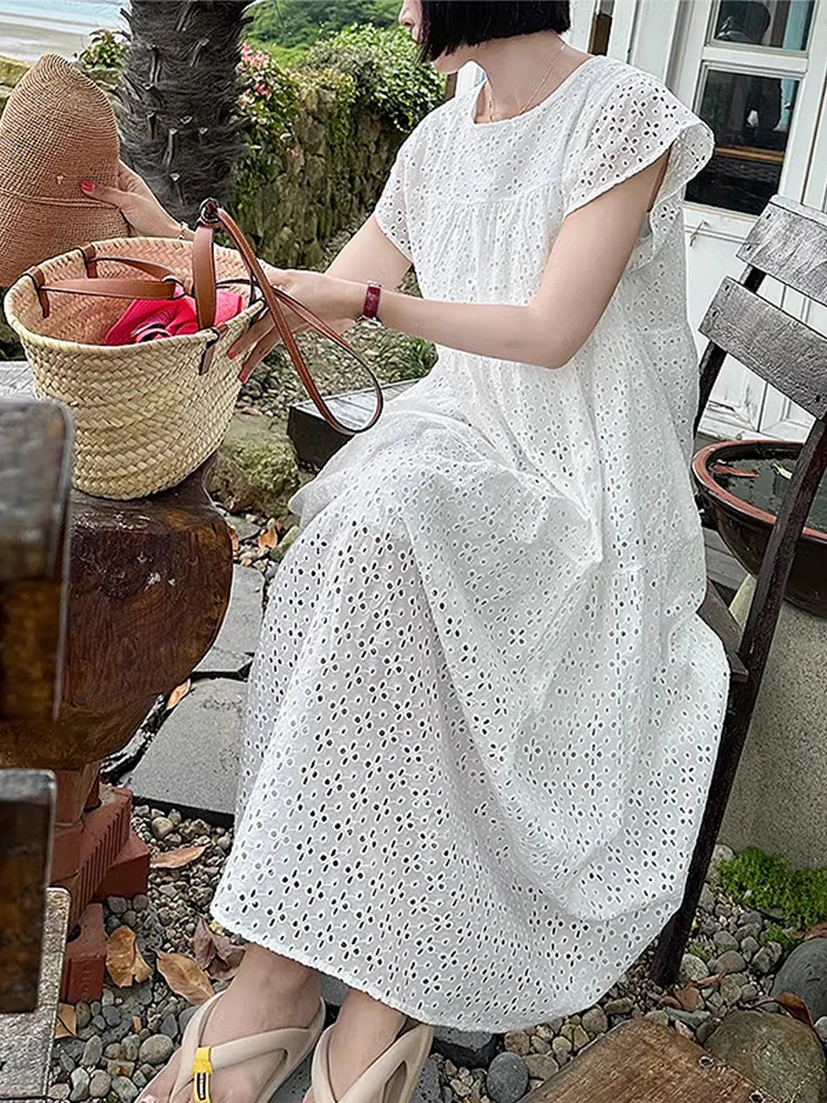 Vestido Midi Estilo Coreano com Decote Redondo, Manga Flutuante, Camadas, Bordado Vazado e Caimento Solto – Perfeito para o V...