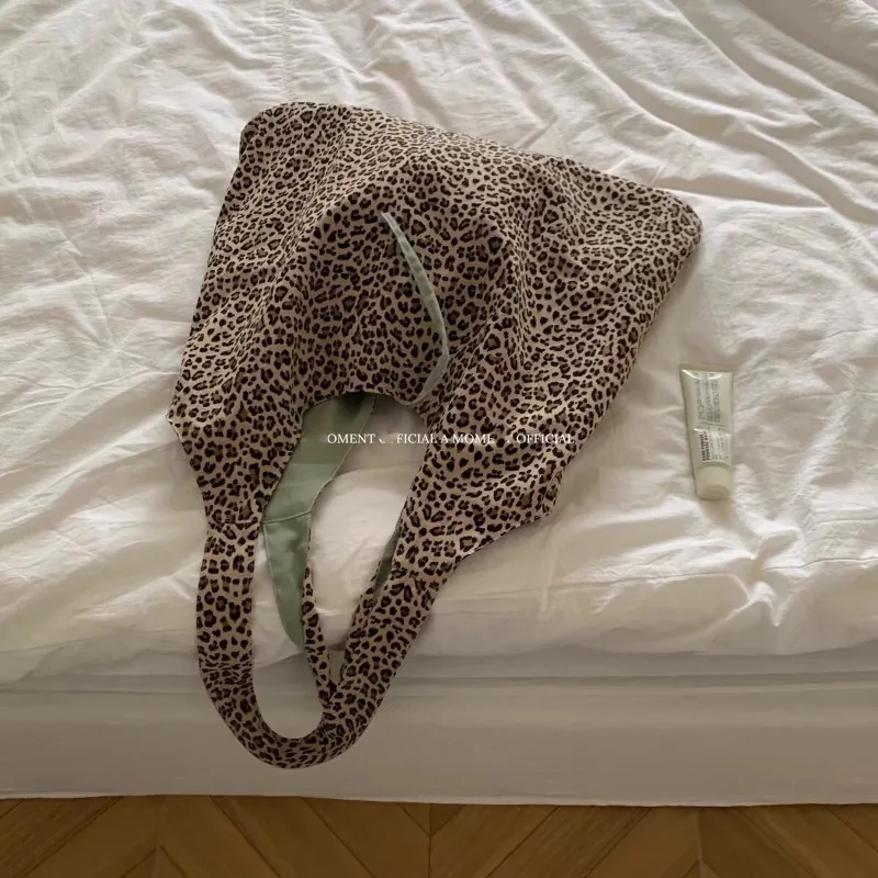 Bolso de mano con estampado de leopardo para mujer, bandolera de lona de doble cara, moda coreana, primavera y verano, novedad de 2024