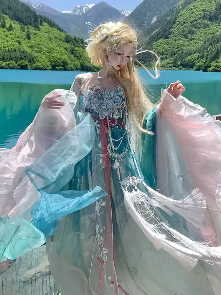 A new traditional heavy industry large-sleeved waist-length embroidered halter top mixed and matched Hanfu women's set